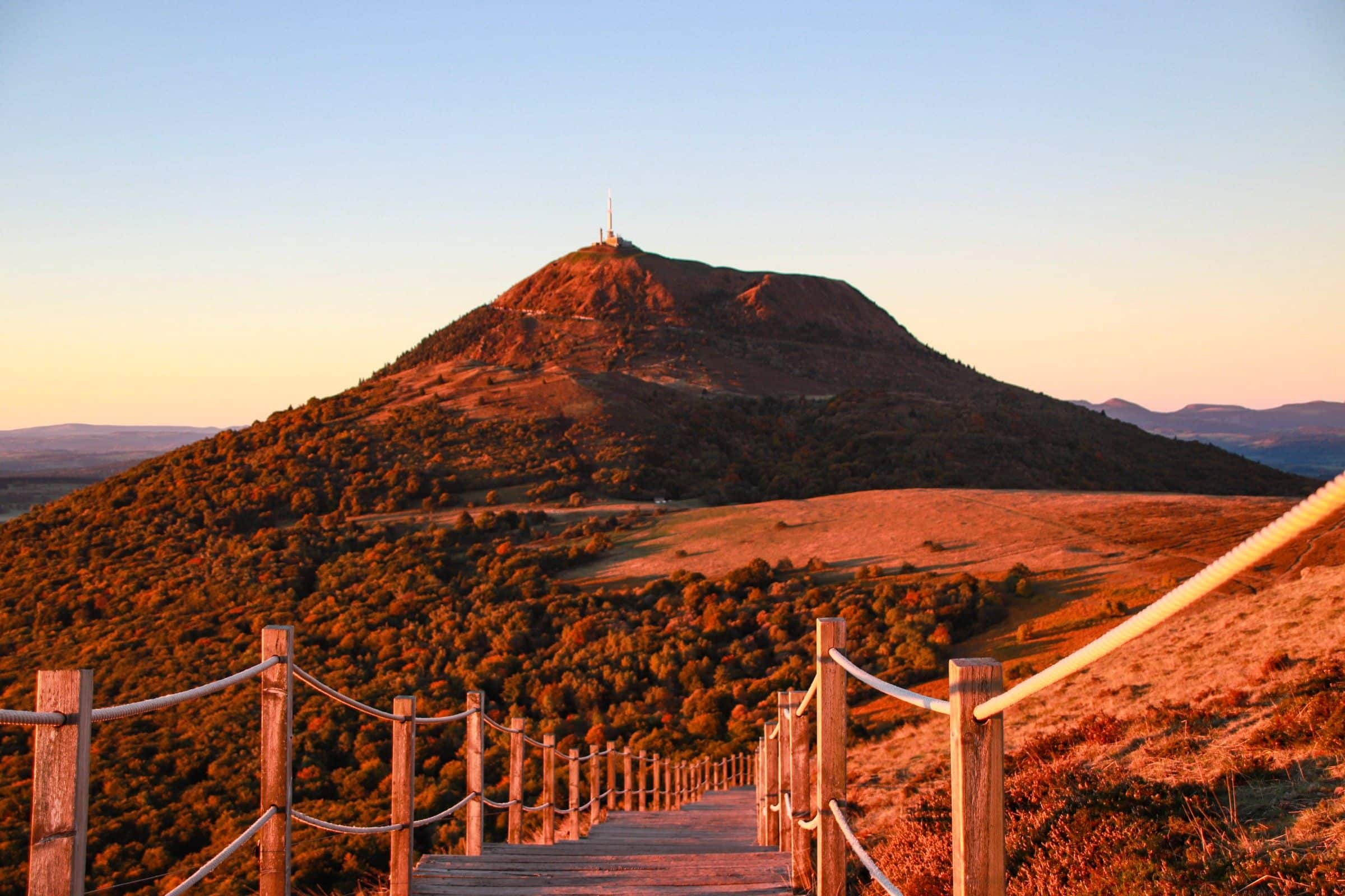 Puy de Pariou. Lever de soleil au Puy de Pariou. Vue sur le Puy de Dôme depuis le Puy de Pariou