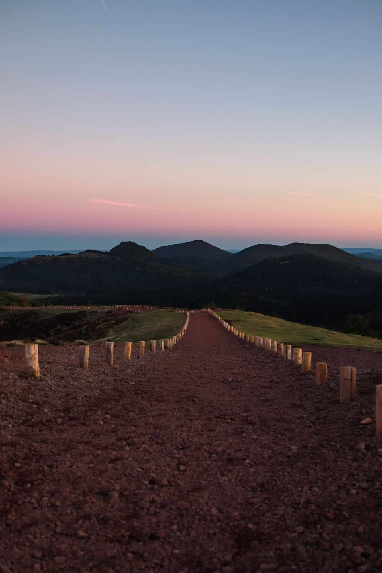 Puy de Pariou. Vue sur la chaîne des Puys. Lever du Soleil