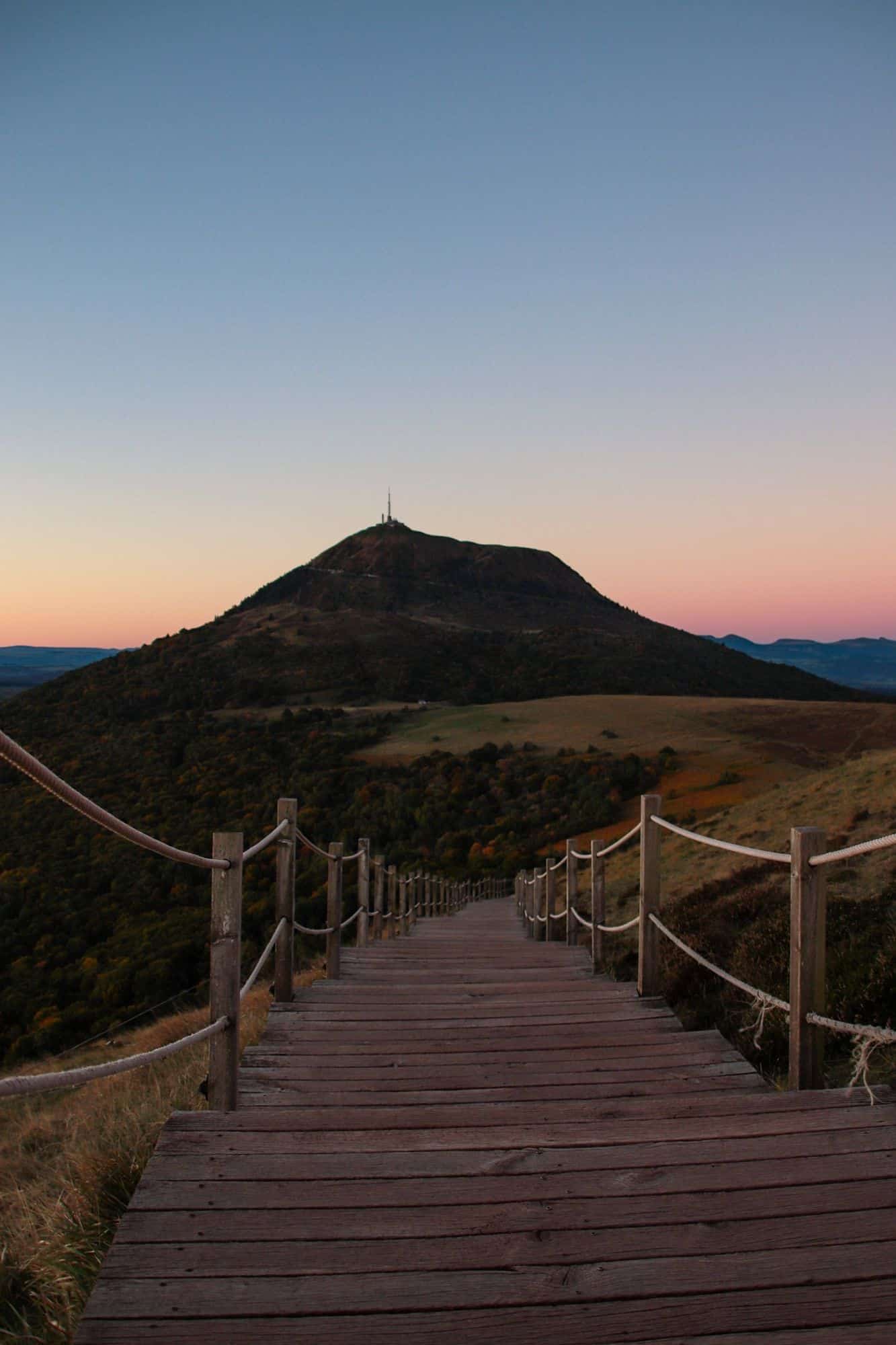 Lever de soleil sur le puy de dôme, sommet du puy Pariou, automne
