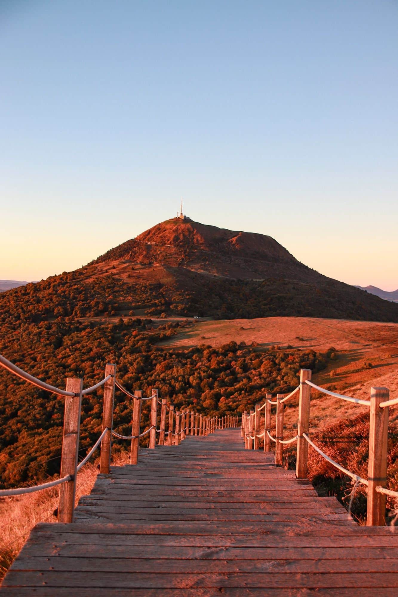 Lever de soleil sur le puy de dôme, sommet du puy Pariou, automne