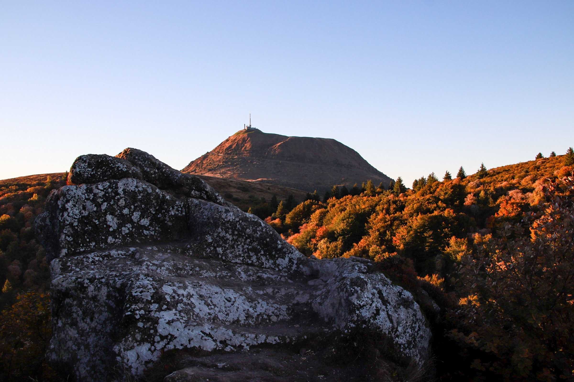 Le Puy de Cliersou, lever du soleil, randonnée en auvergne, automne, vue sur le Puy de Dôme