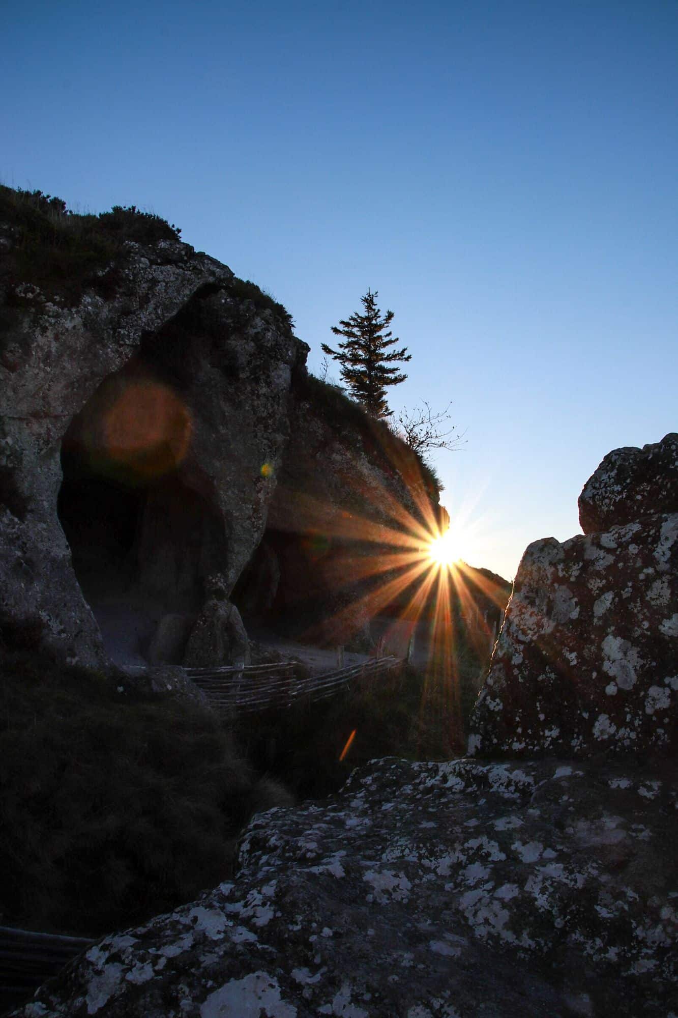 Les grottes du cliersou, lever de soleil, automne, jeux de lumière, soleil étoile