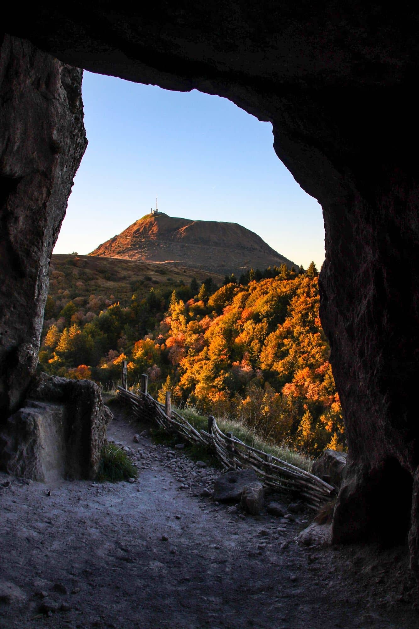 Vue sur le Puy de Dôme, les grottes du Cliersou, automne, lever de soleil