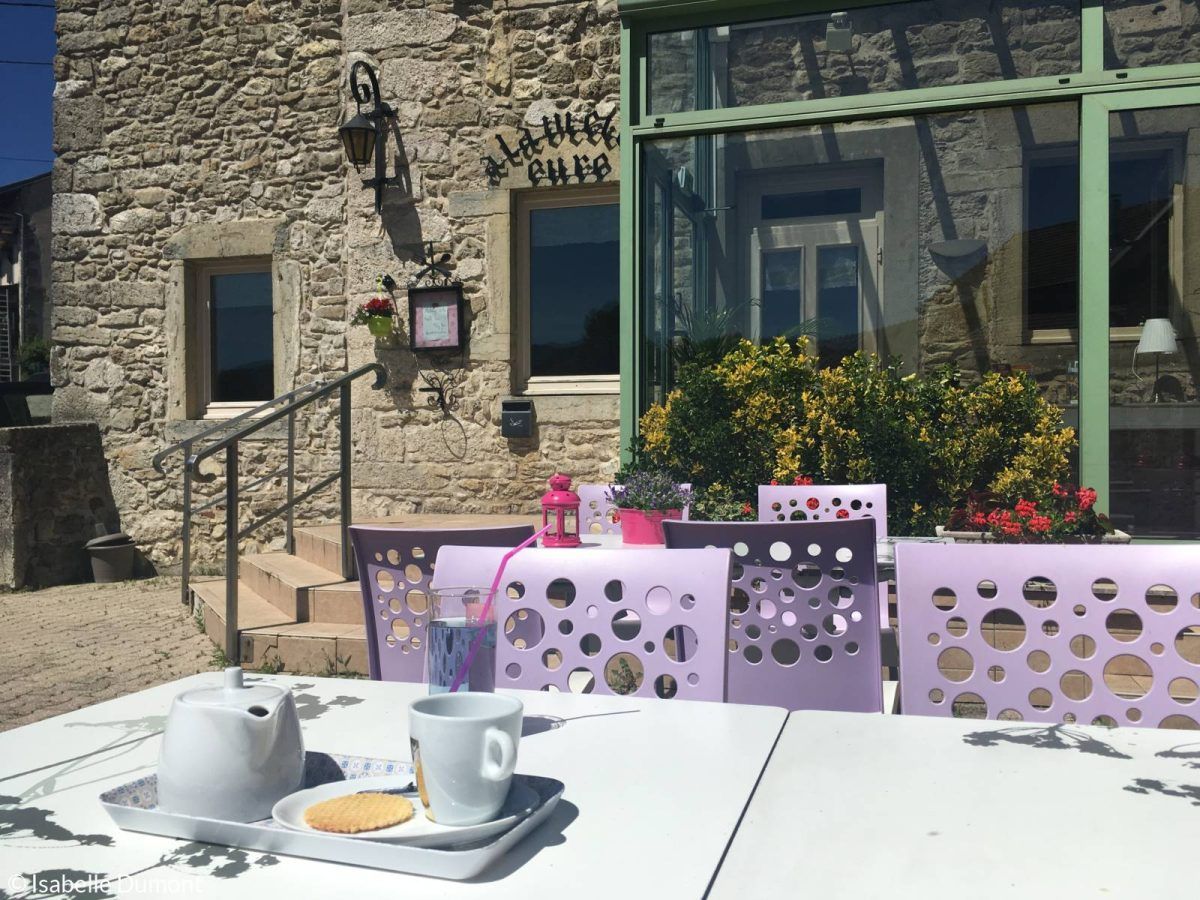 Terrasse de l'auberge de la vieille cure à Arandas, vallée de l'Albarine dans l'Ain