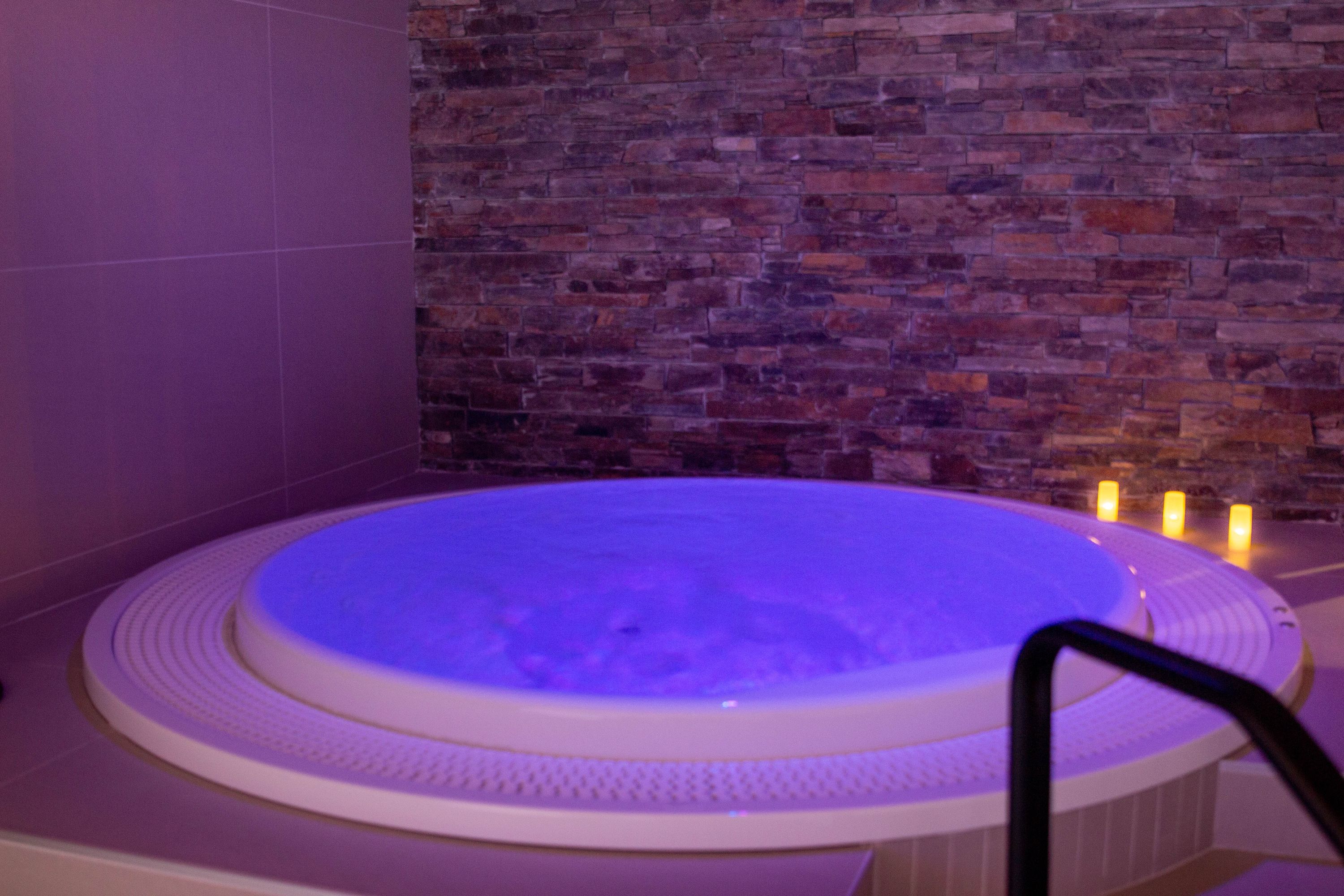 Jacuzzi au What Else Spa sur la plaine de l'Ain à l'Est de Lyon et 15 min de Pérouges