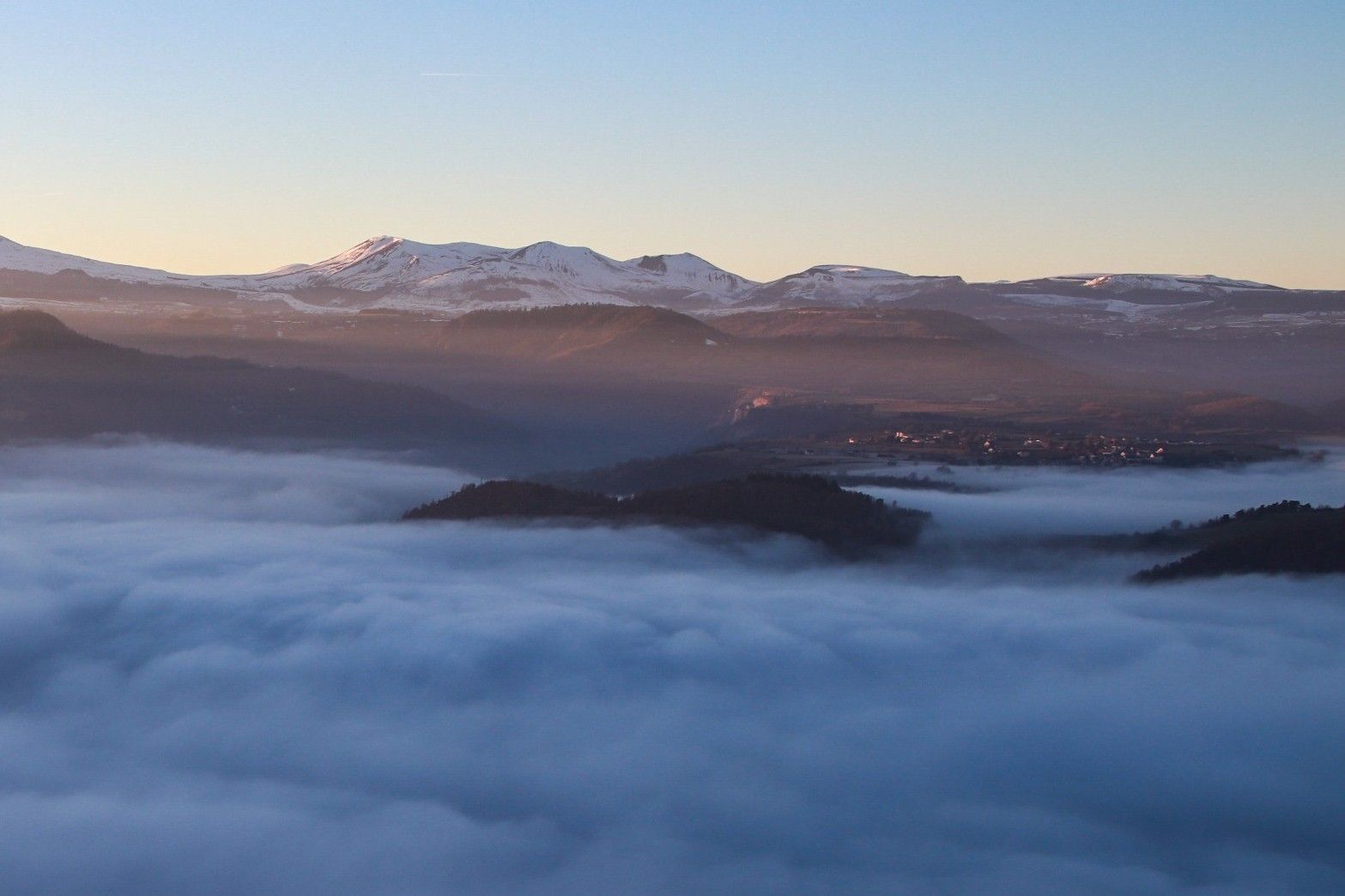 Vue sur le Massif du Sancy avec mer de nuages au coucher du soleil