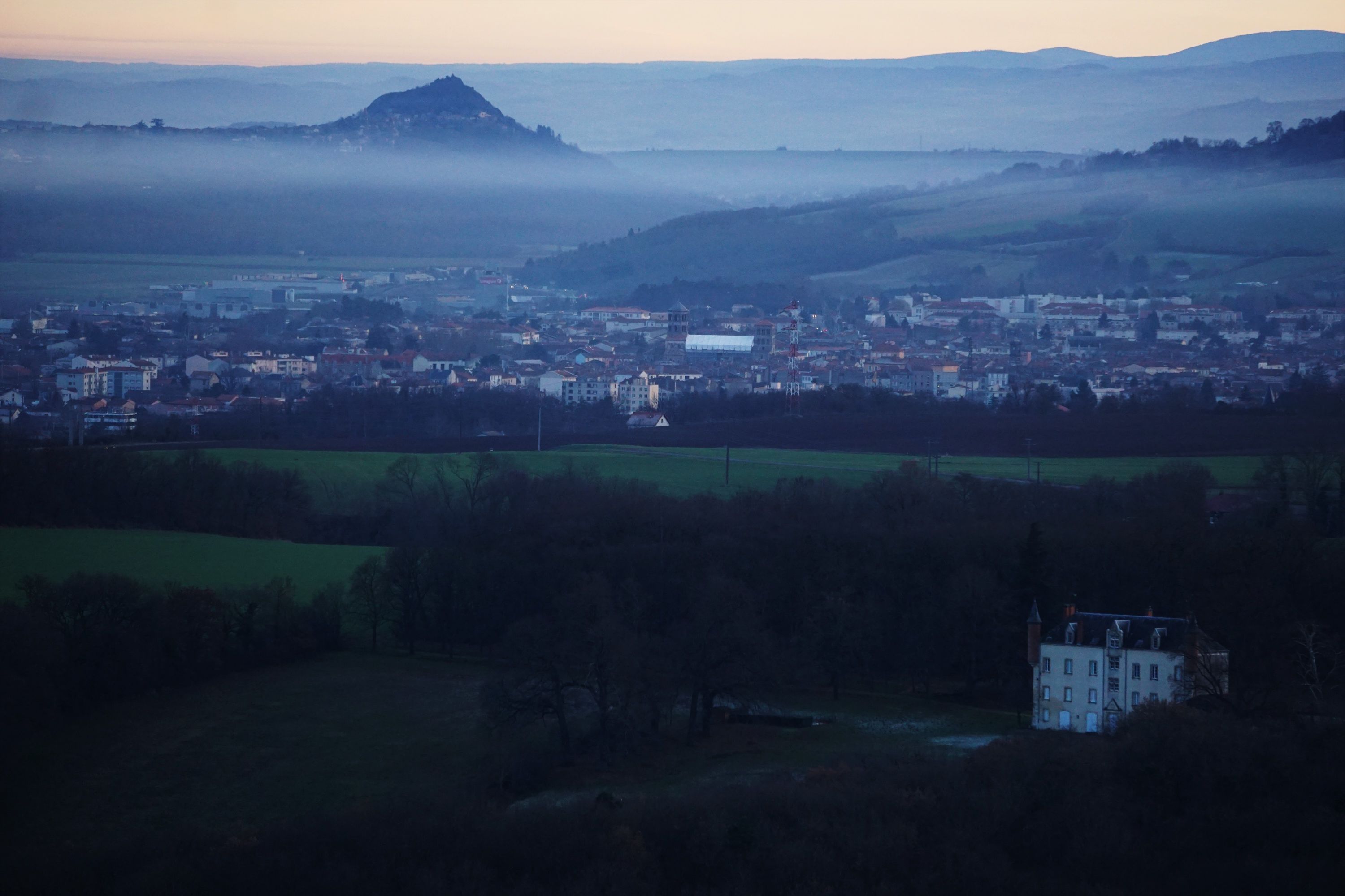 Vue sur la ville d'Issoire au coucher du soleil