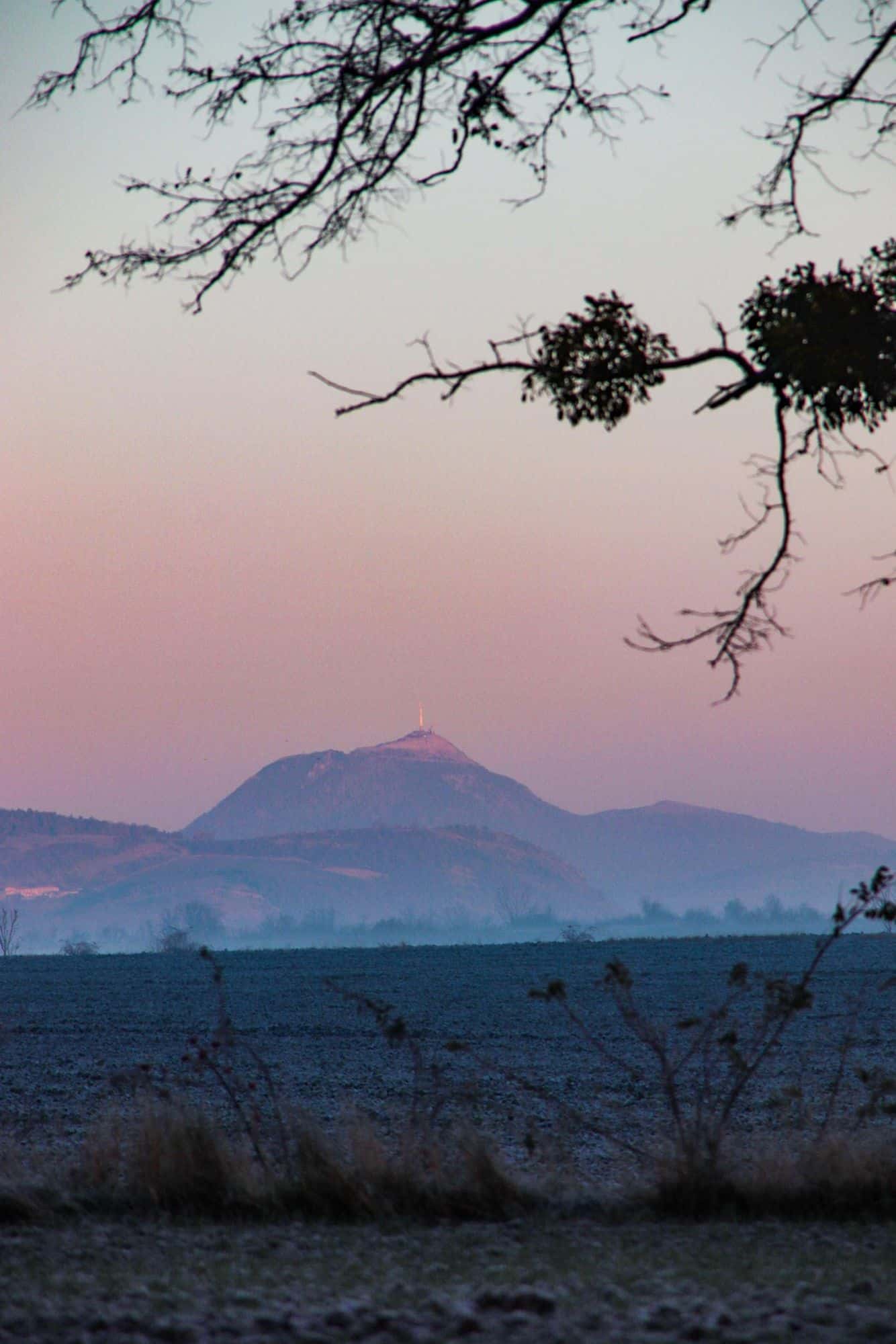 Le Puy de Dôme au lever du soleil