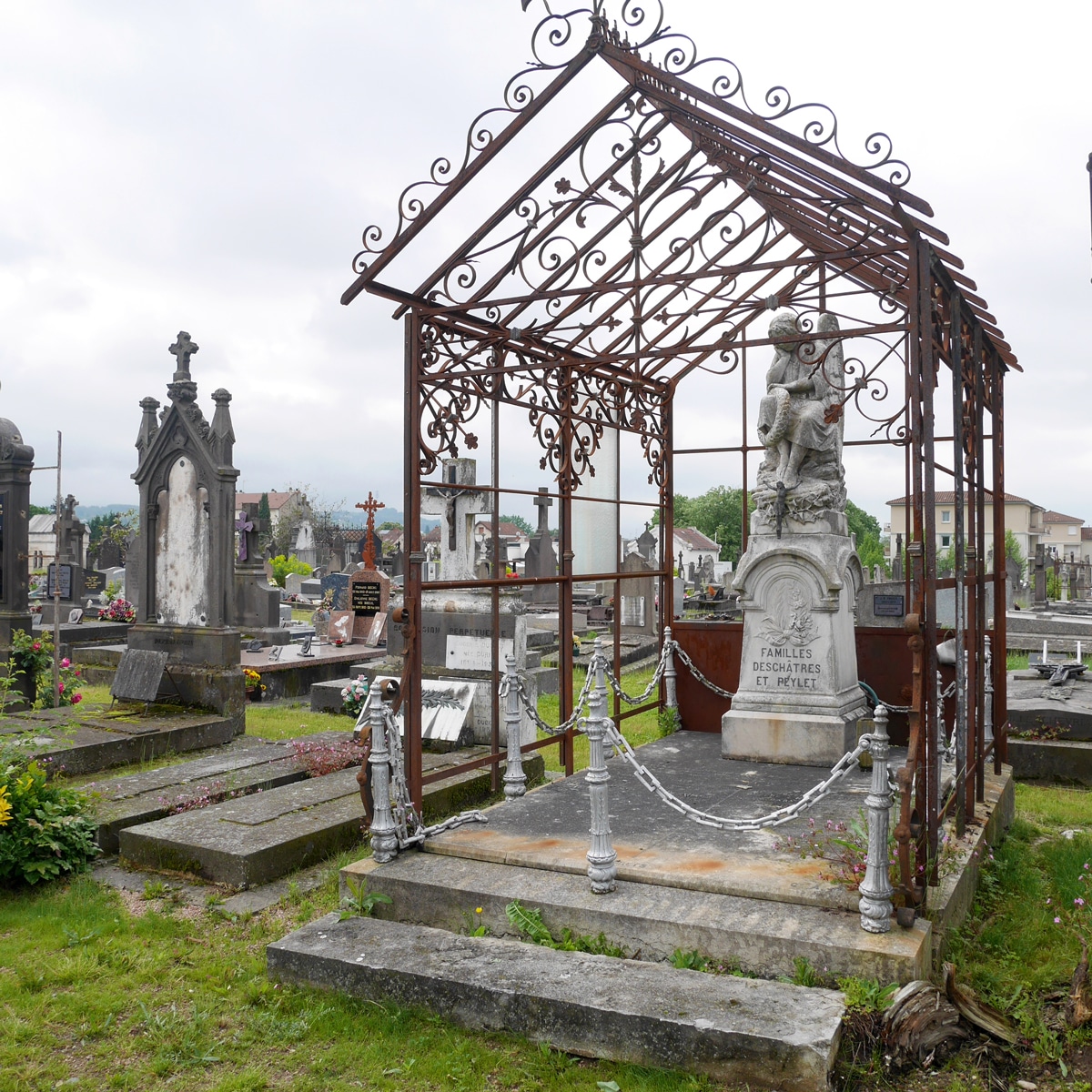 Quand les allées du cimetière racontent l’histoire de Vichy