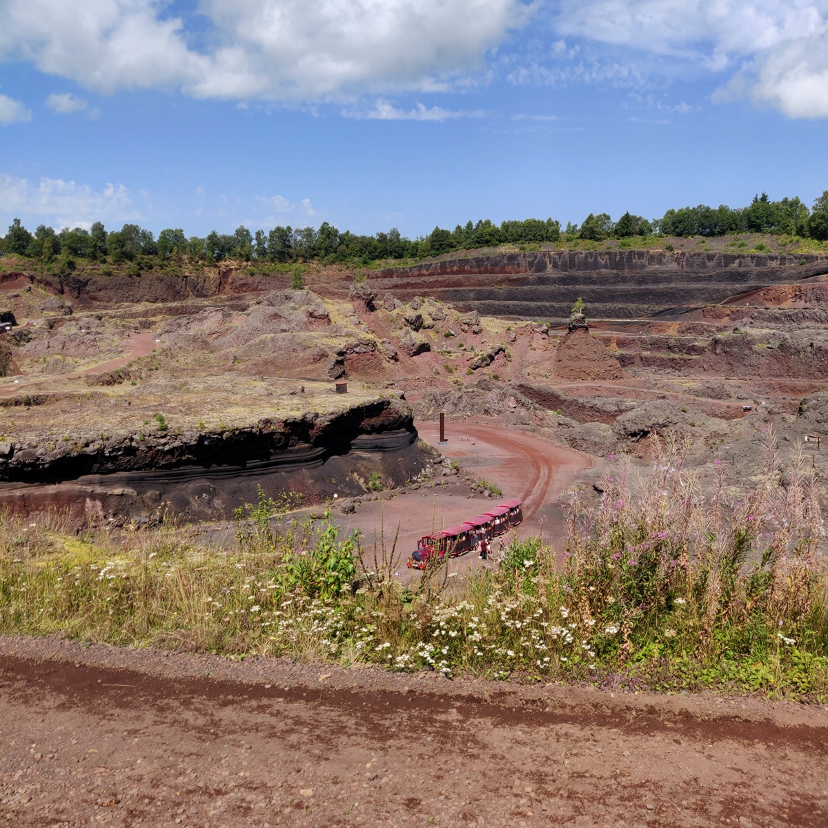 Lemptégy, plongée au cœur d’un volcan qui se réveille