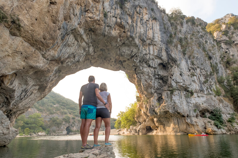 Le Pont d'Arc, Gorges de l'Ardèche avec deux personnes