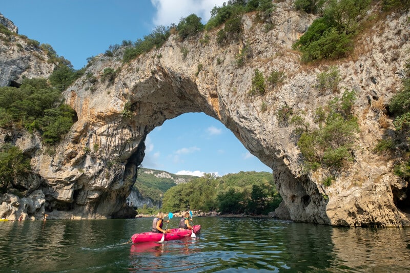 Deux personnes en canoë dans les gorges de L'Ardèche