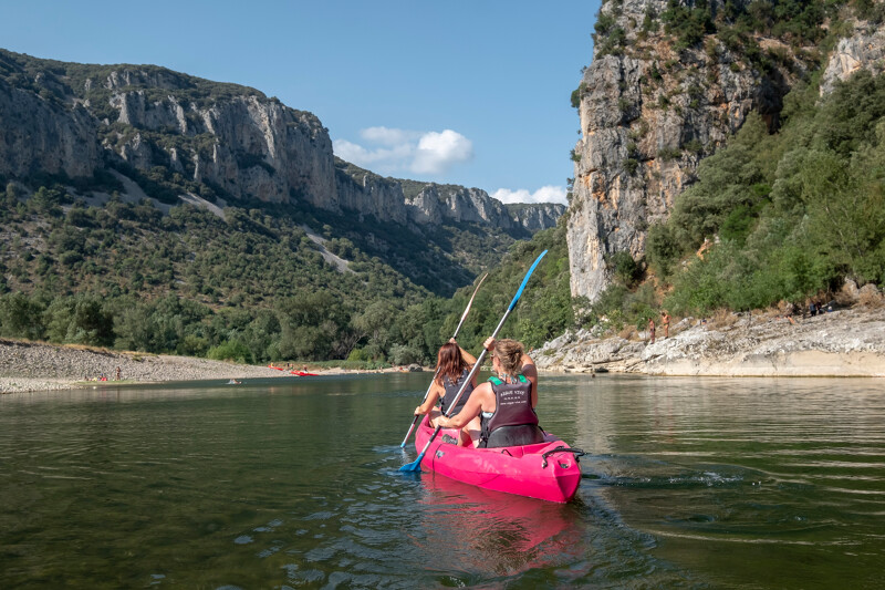 2 personnes en canoë dans les Gorges de l'Ardèche