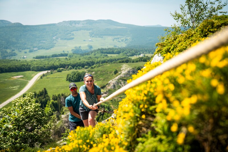 2 personnes qui grimpent le PNR Monts d'Ardèche