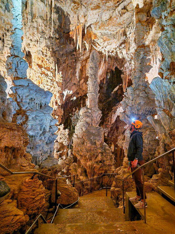 une personne qui regarde l'intérieur de la grotte