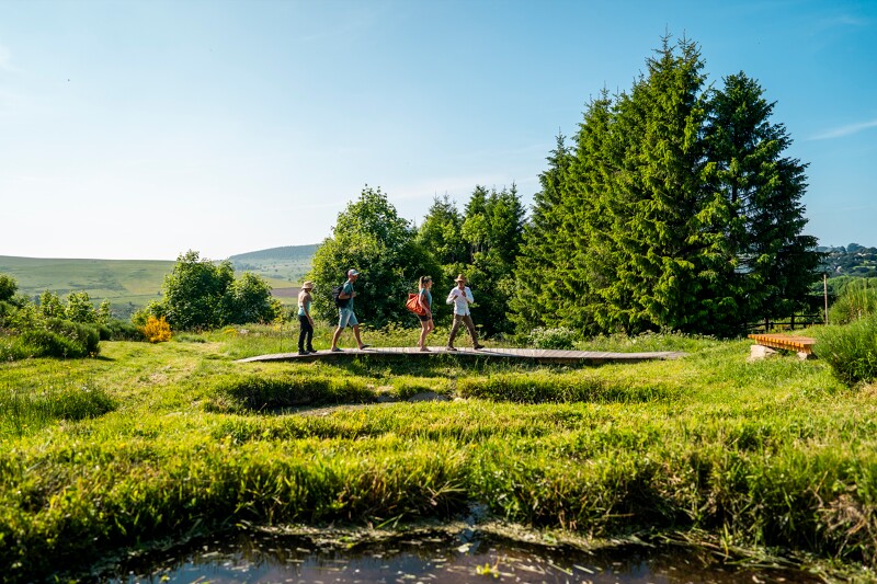 4 personnes qui marchent dans un pré en Ardèche