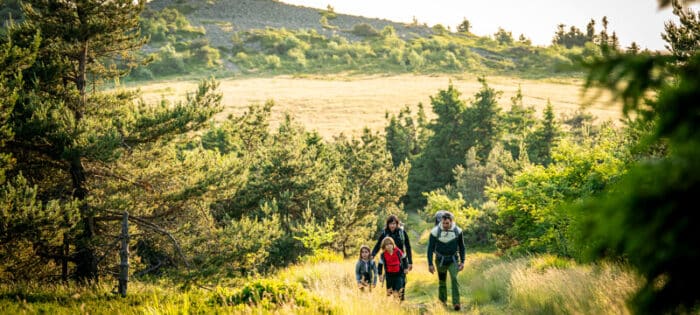 Famille randonnant dans le Massif du Pilat