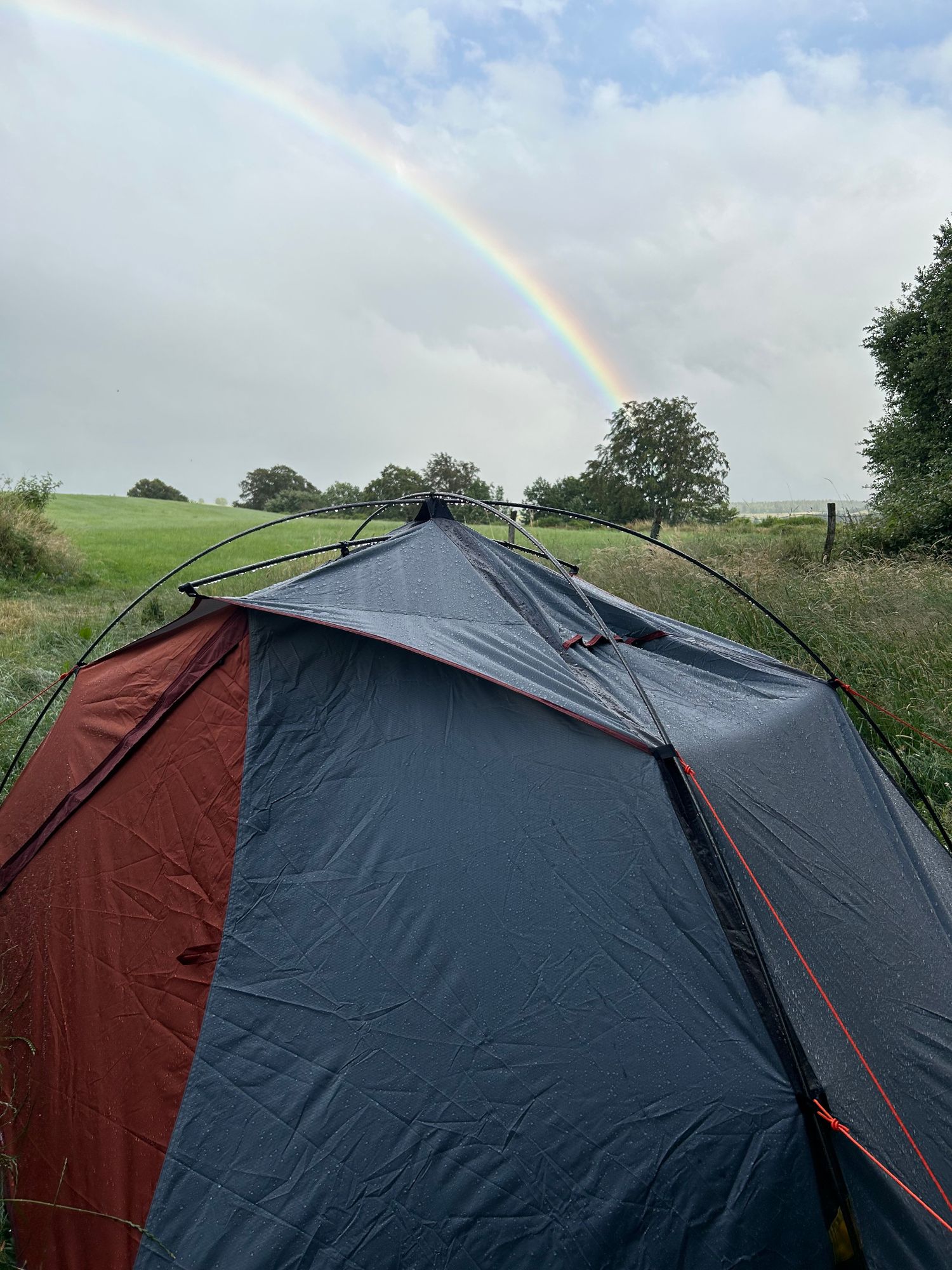 tente arc en ciel et pluie