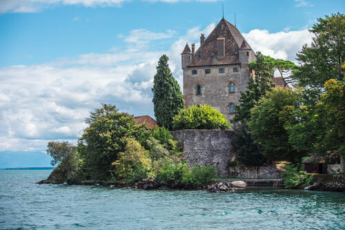 Vue du château d'Yvoire sur les berges du lac