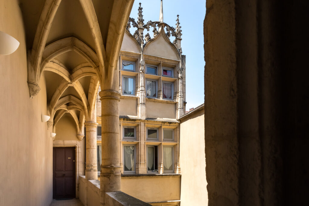Intérieur d'une cour à Villefranche-sur-Saône