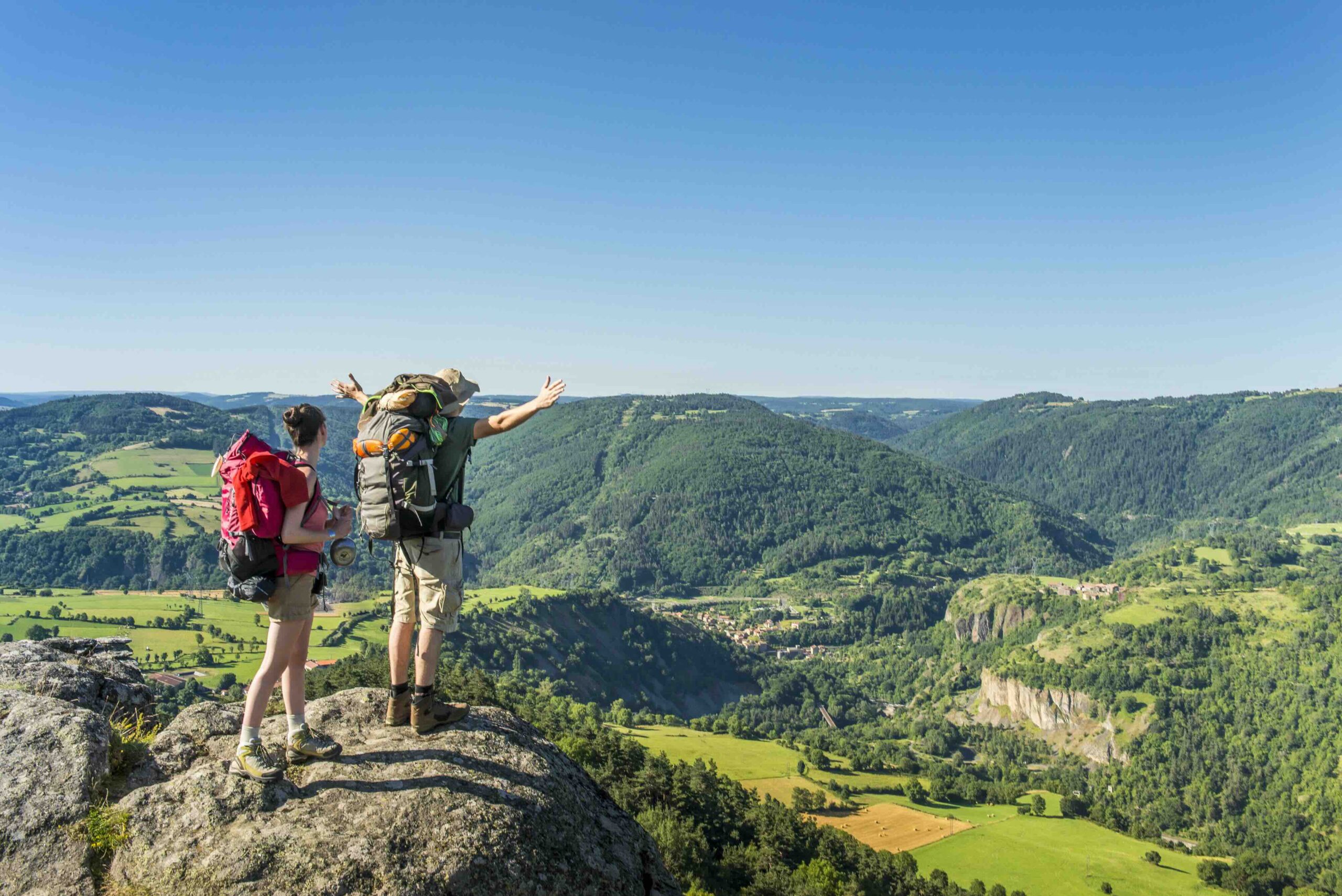 Deux randonneurs face à un panorama à Rochegude, sur le chemin de Compostelle