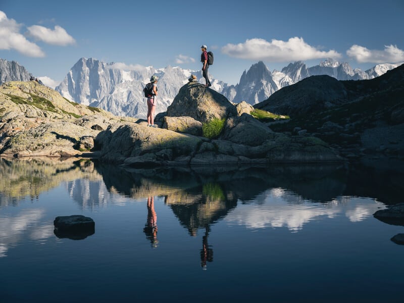 Deux randonneurs dans les hauteurs de Chamonix en Haute-Savoie