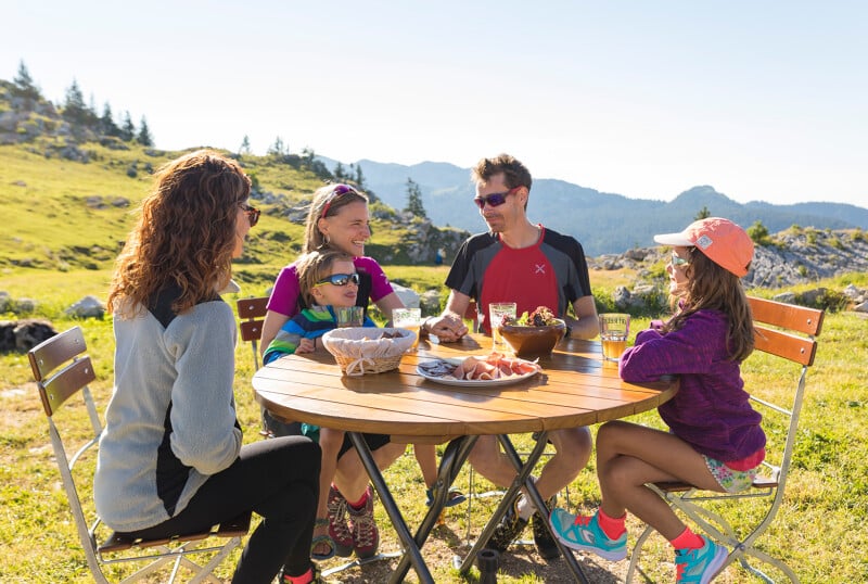 Une famille prenant un déjeuner dans le parc naturel régional de la Chartreuse en Isère