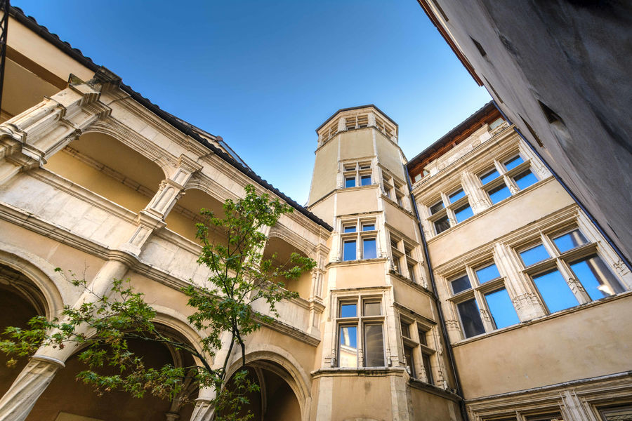 Intérieur d'une cour à Villefranche-sur-Saône