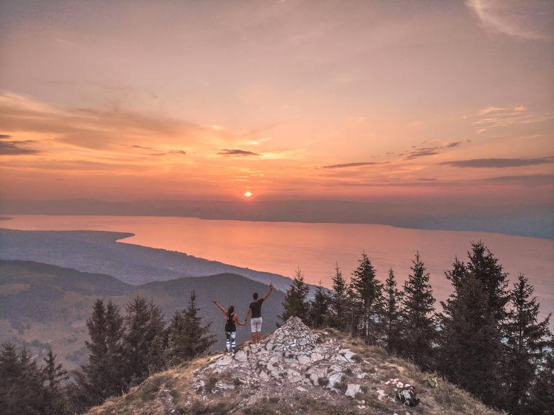 vue panoramique du lac au couché de soleil