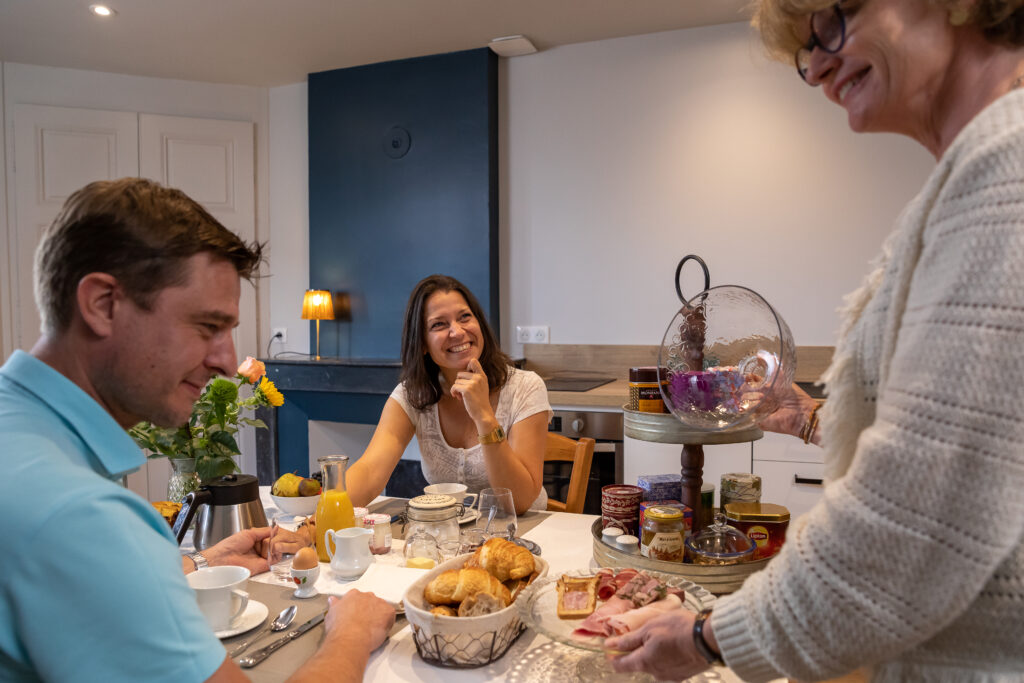 Couple qui profite d'un petit déjeuner convivial