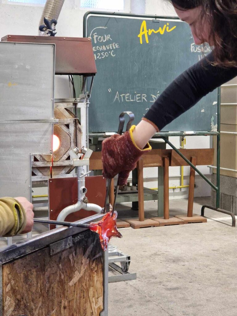 Réalisation des pétales de la fleur en verre - Atelier à l'atelier de verre ANVI