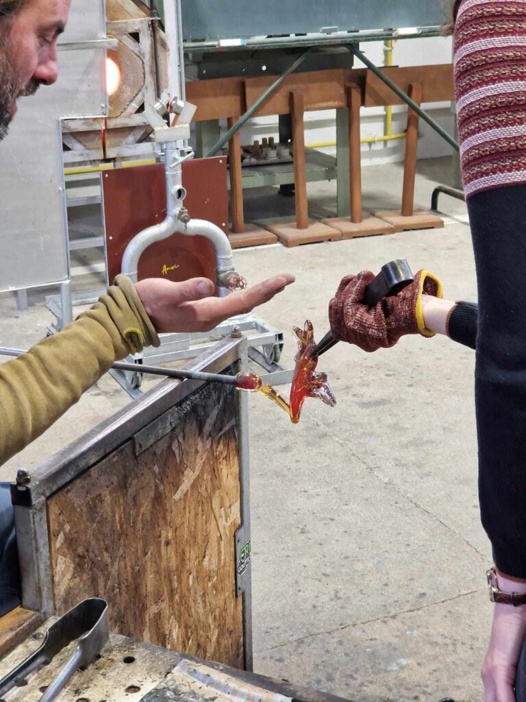 Réalisation de la courbe de la tige de la fleur en verre - Atelier à l'atelier de verre ANVI