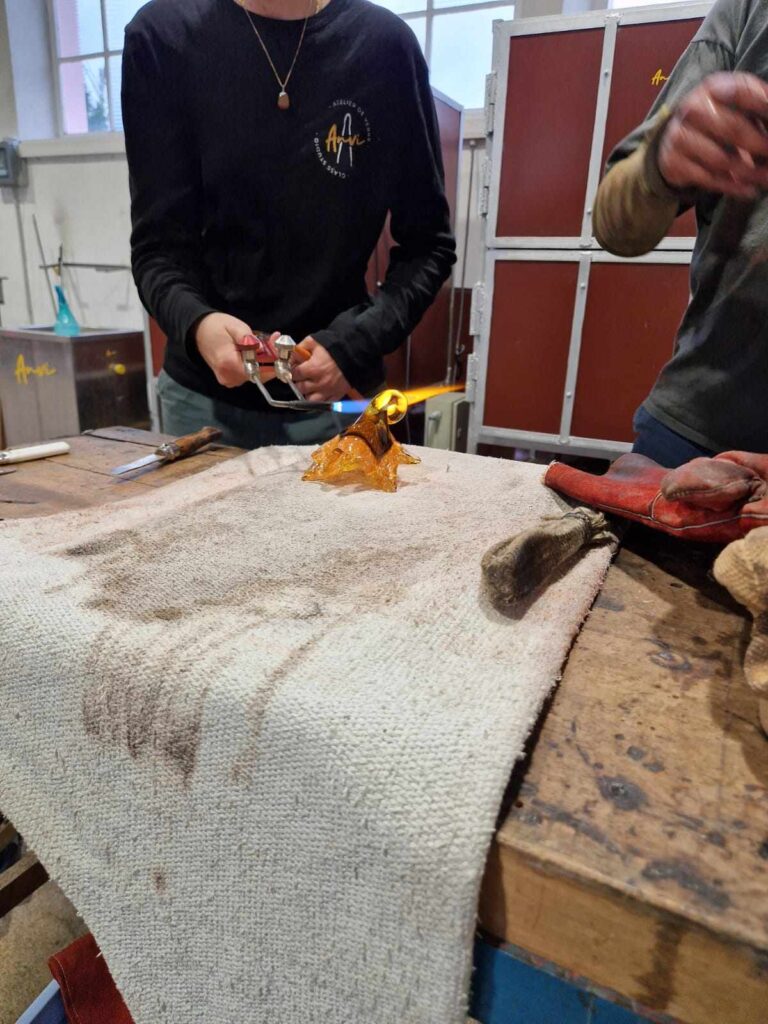 Finition avant refroidissement -
Atelier à l'atelier de verre ANVI