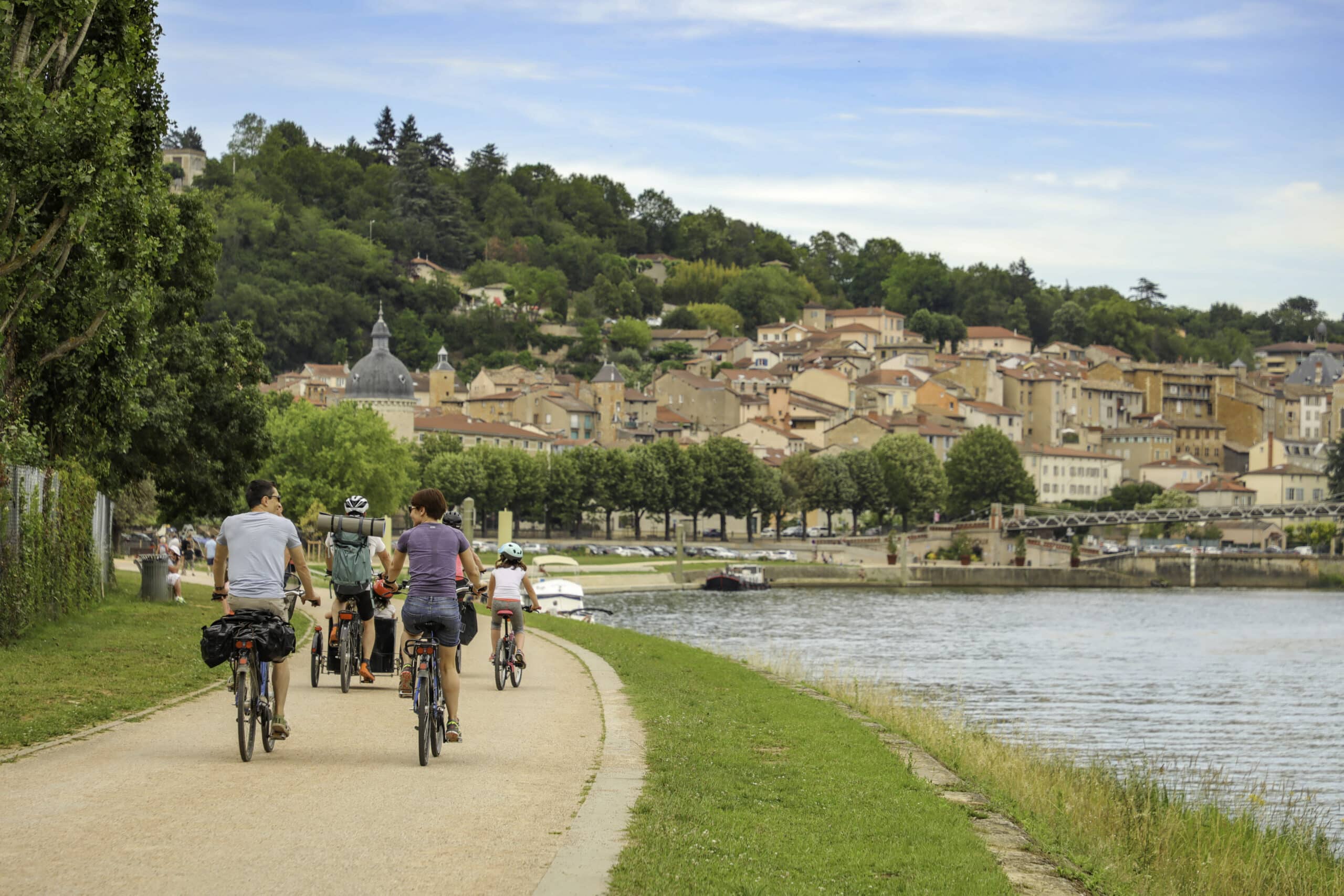 Une famille à vélo sur la Voie Bleue