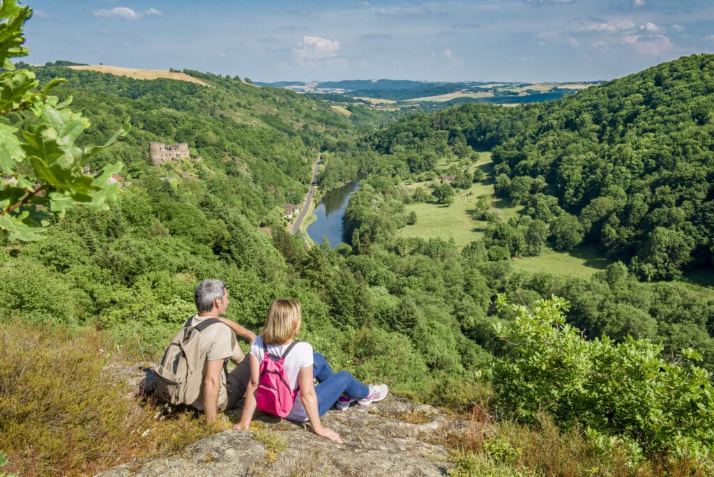 Le château de Chouvigny dans la vallée de la Sioule dans l'Allier
