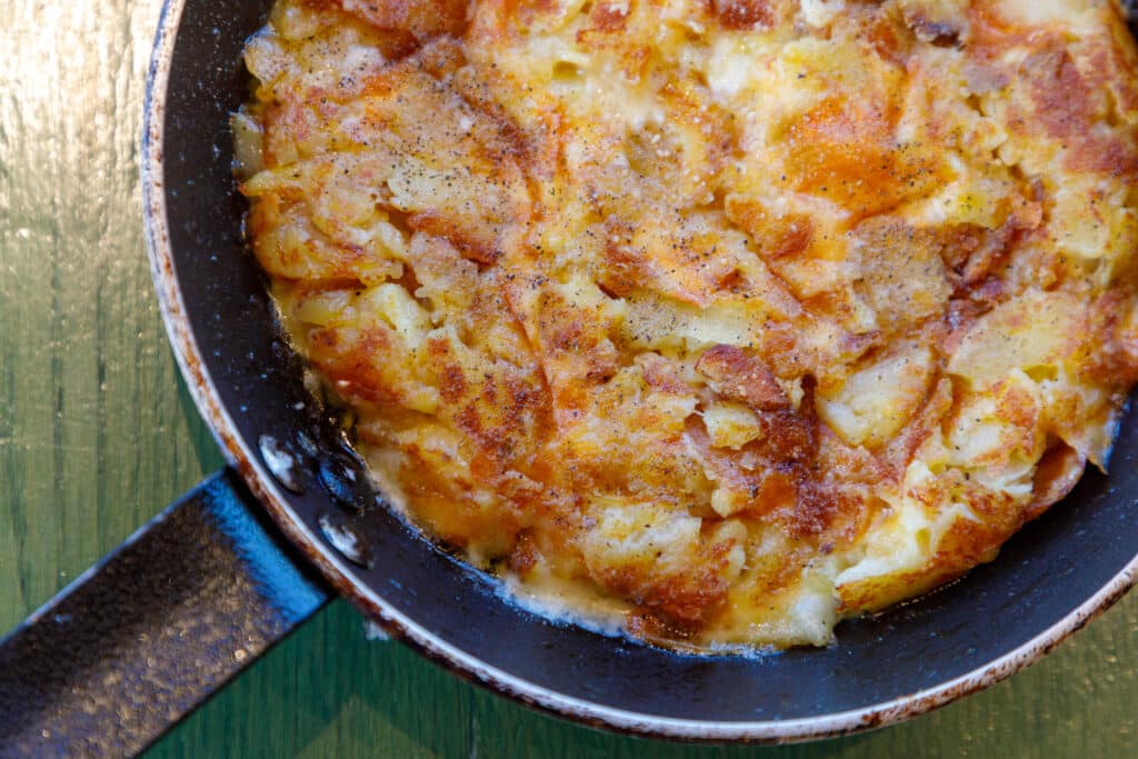 Poêle de truffade, plat typique du Cantal