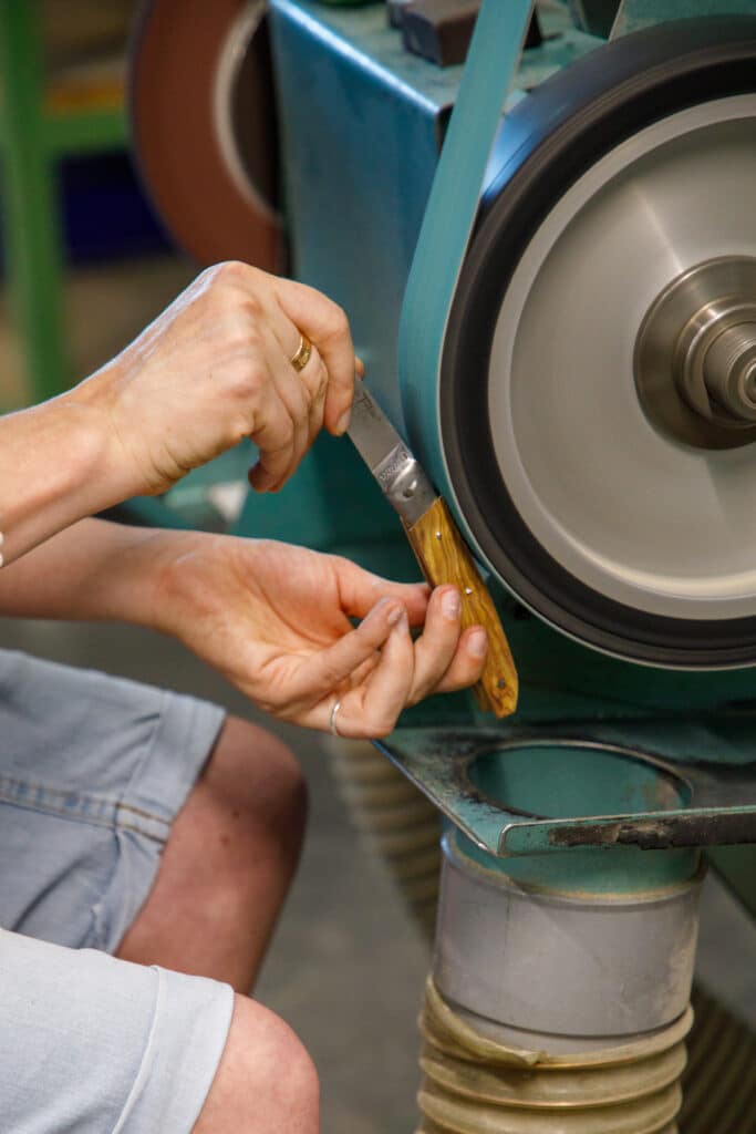 V. Tiphine Vidéo - Atelier de fabrication de couteau de Thiers
