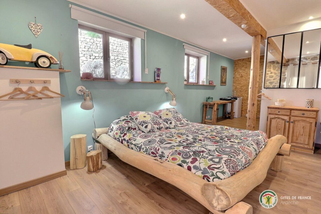 Photo d'une chambre d'un gîte labellisé Gites de France, avec un lit en premier plan