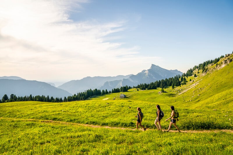 Trois randonneuses en peine nature dans le parc naturel régional de la Chartreuse