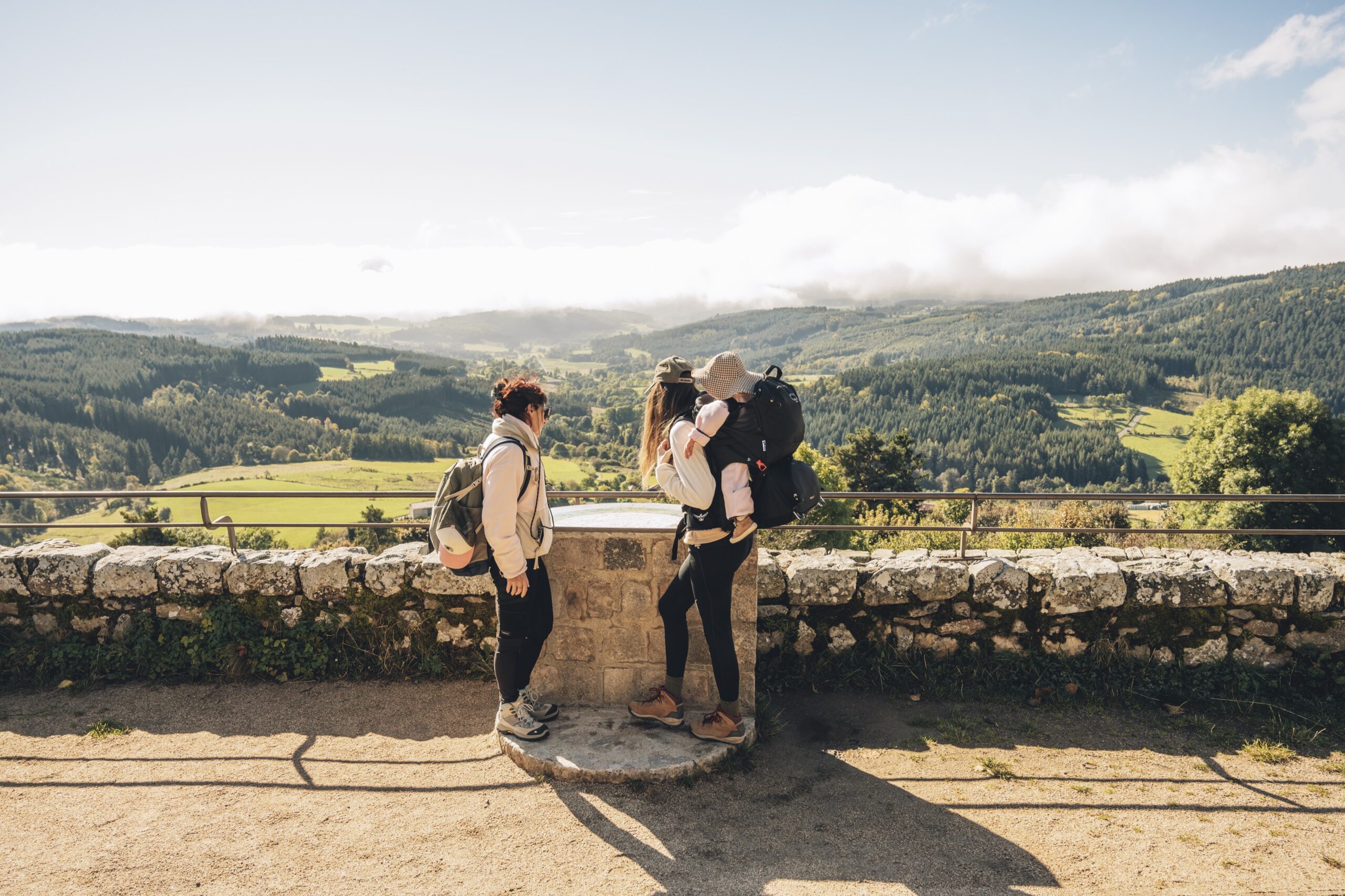 Deux randonneurs avec un bébé sur les chemins de Compostelle, vue depuis Montarcher - Forez (42)