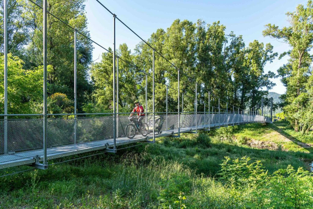 Un cycliste sur la Passerelle himalayenne de Baix