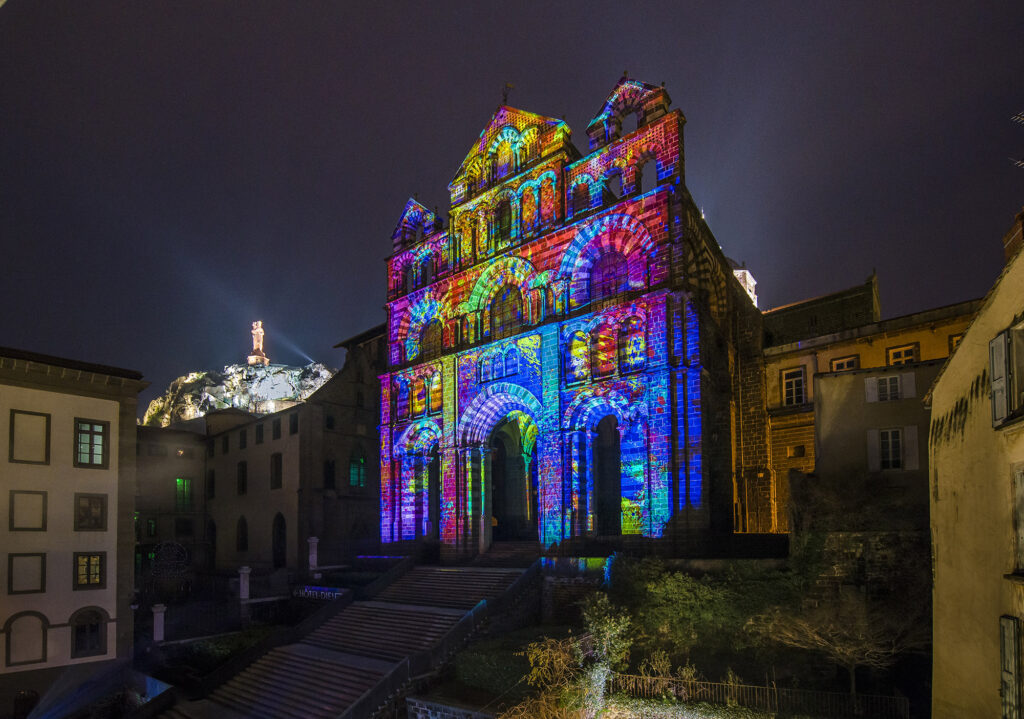 La façade de la cathédrale illuminée lors des animations Le Puy de Lumières