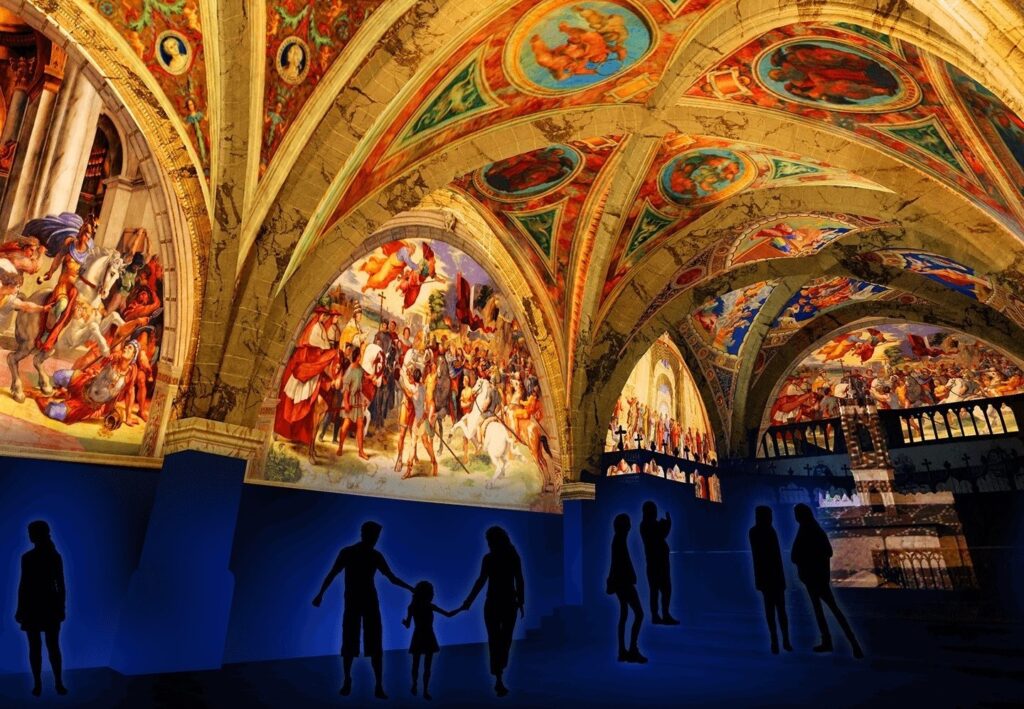 Scénographie de la chapelle de l'Hôtel Dieu : des fresques murales animées et des projections sous les voûtes et les croisées d'ogives.