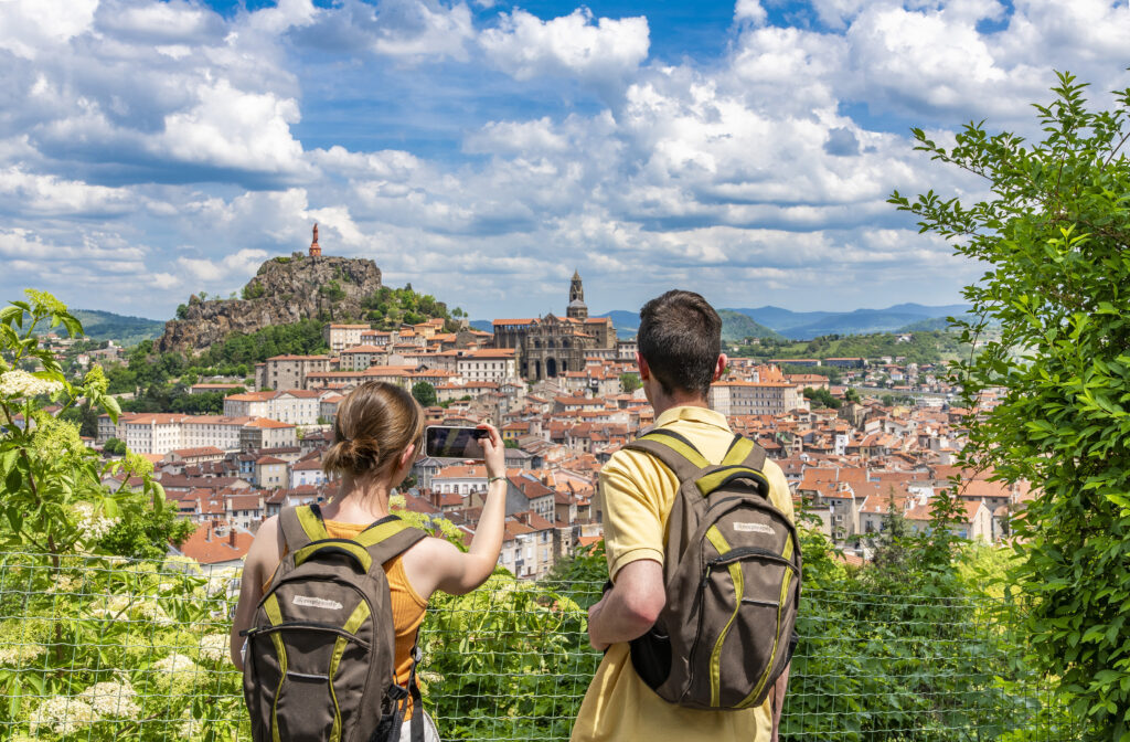Deux personnes face à la ville de Puy-en-Velay en Haute-Loire