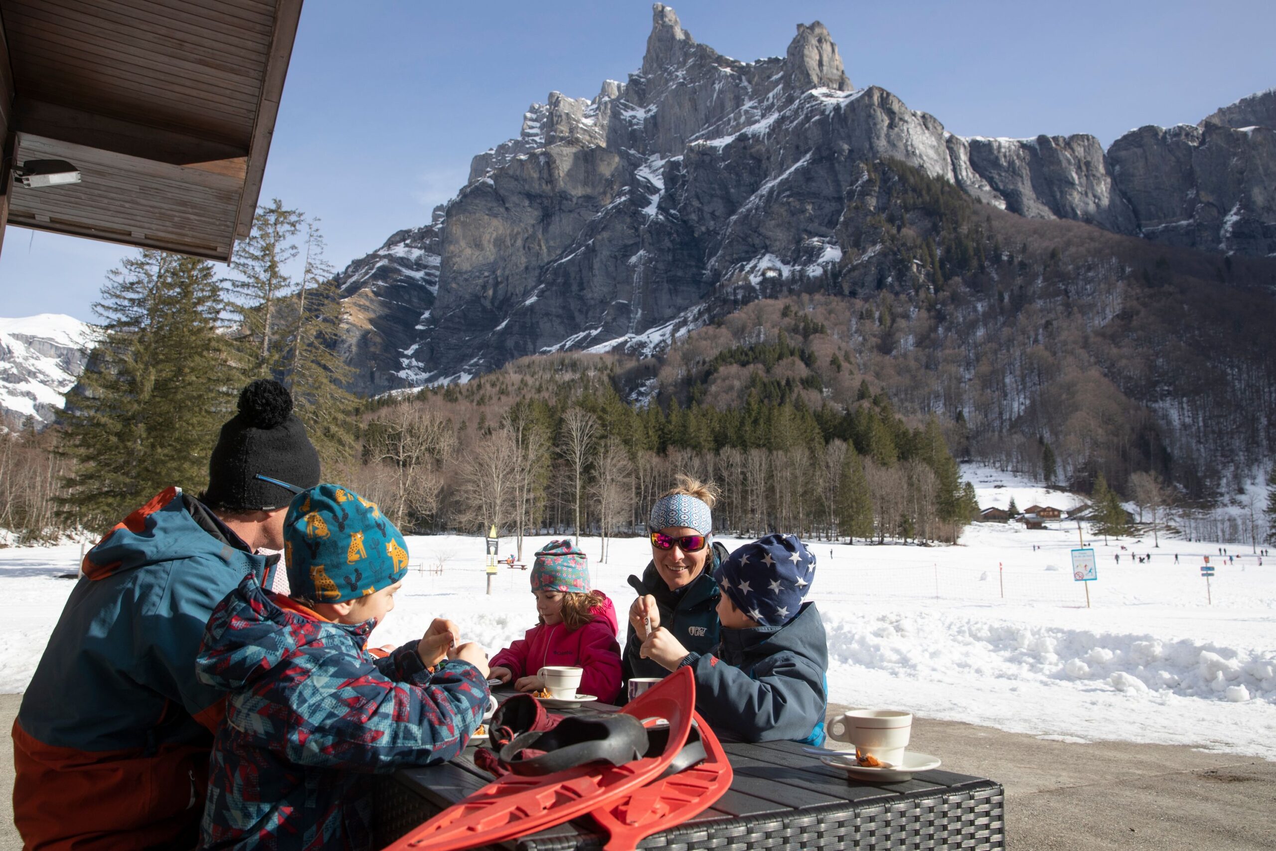 pique nique en famille dans la neige sixt