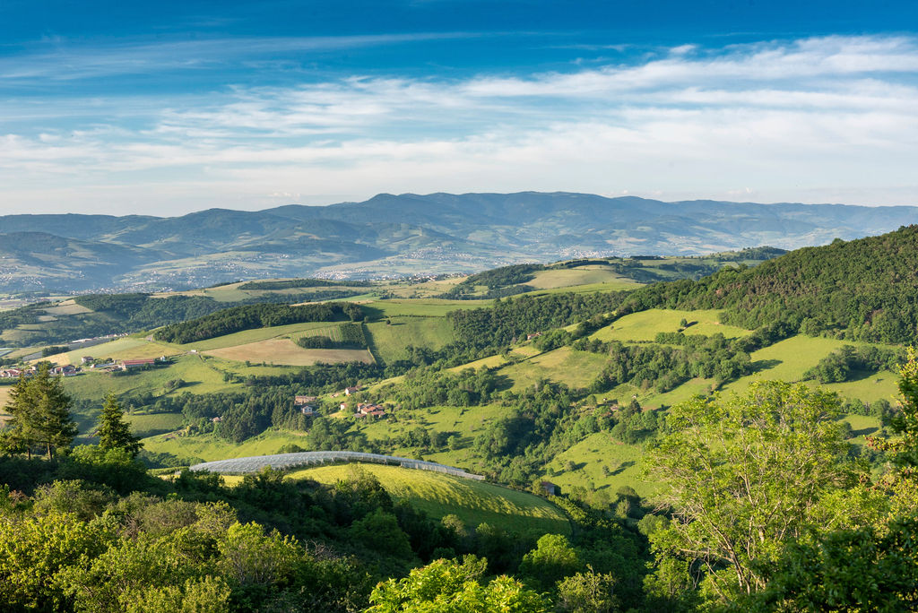 Point de vue depuis Riverie (69), Petite Cité de Caractère dans les Monts du Lyonnais