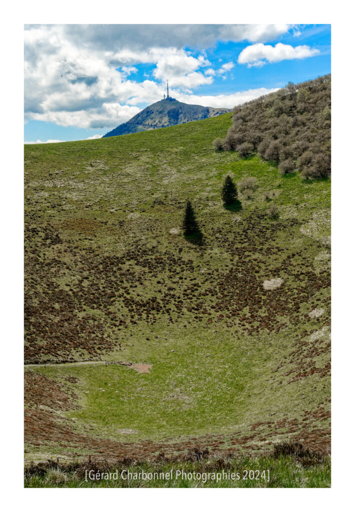 le sommet du puy de Dôme depuis le cratère du Pariou