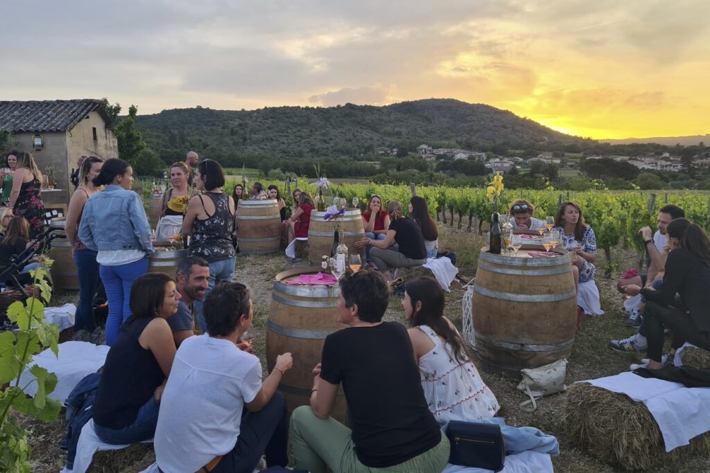 Des personnes profitant de Vignobles en scène dans un vignoble en Ardèche