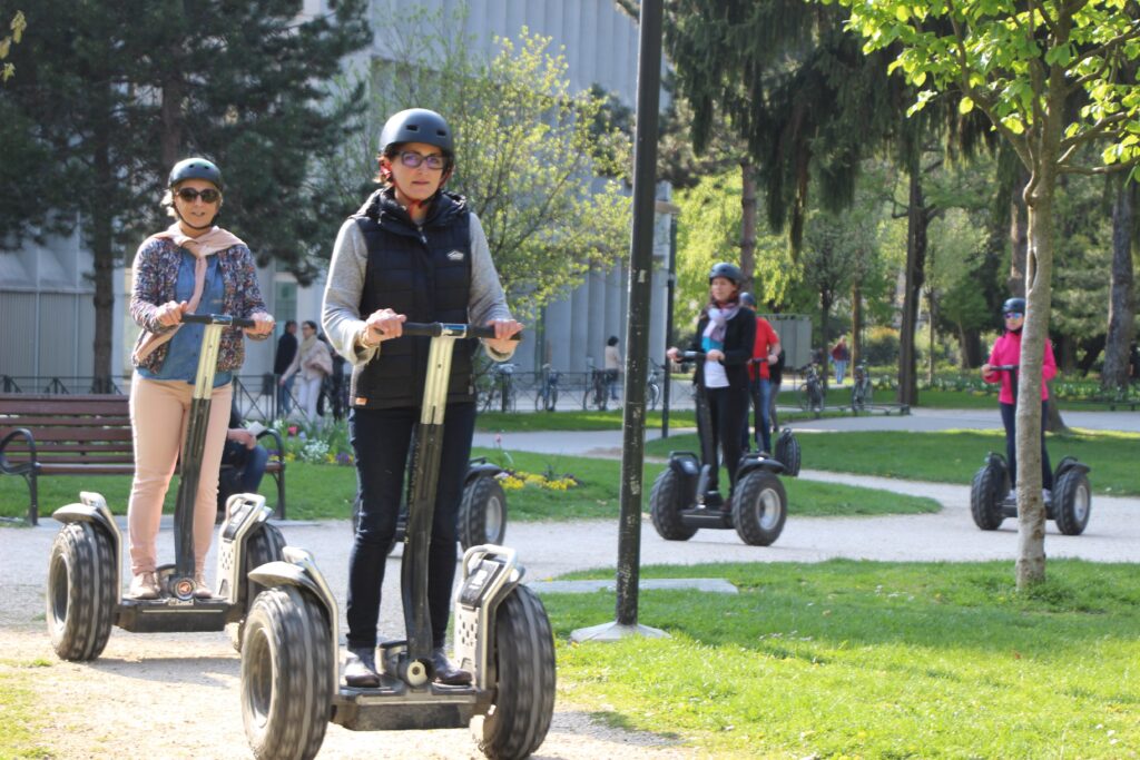 Des personnes en Segway en visite à Chambéry