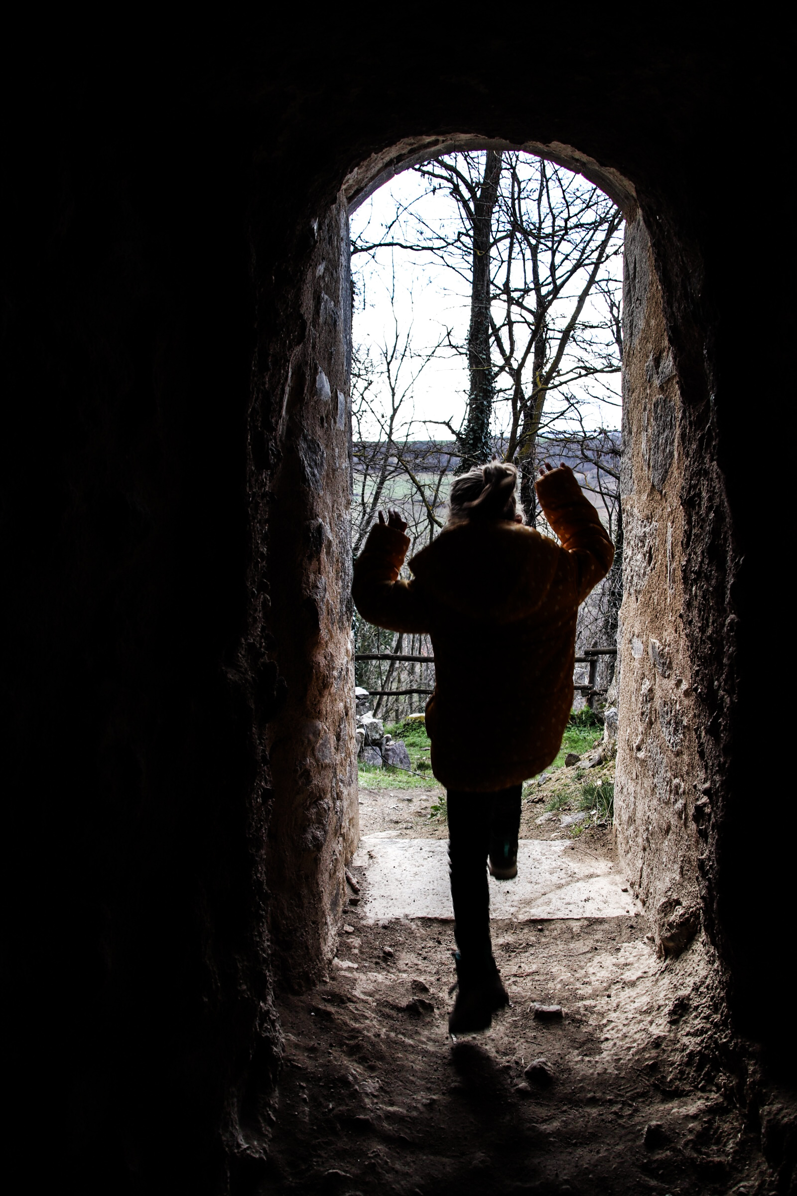 Les grottes troglodytes de Perrier dans le Puy-de-Dôme à découvrir en famille.